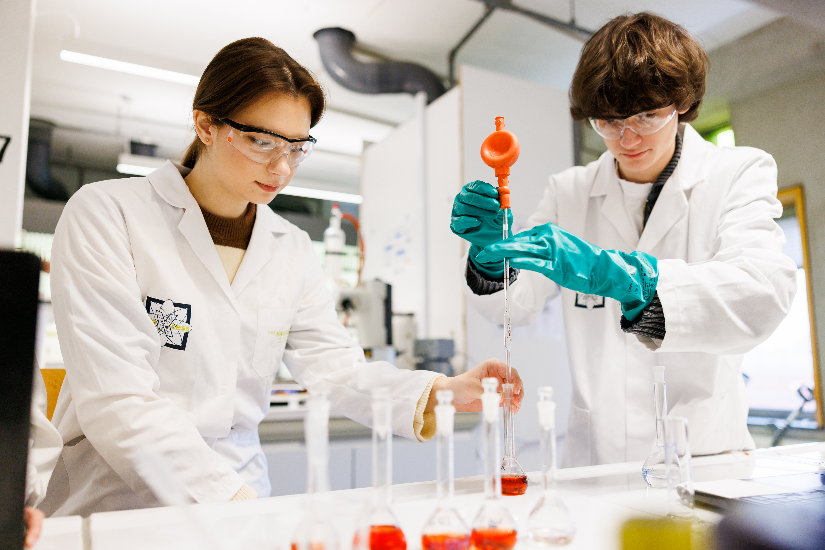 Twee studenten werken samen