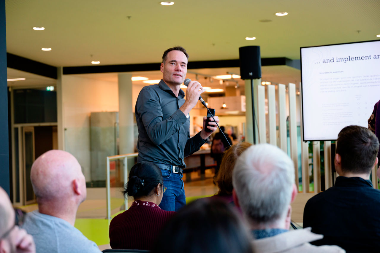 Spreker staat voor een groep personen