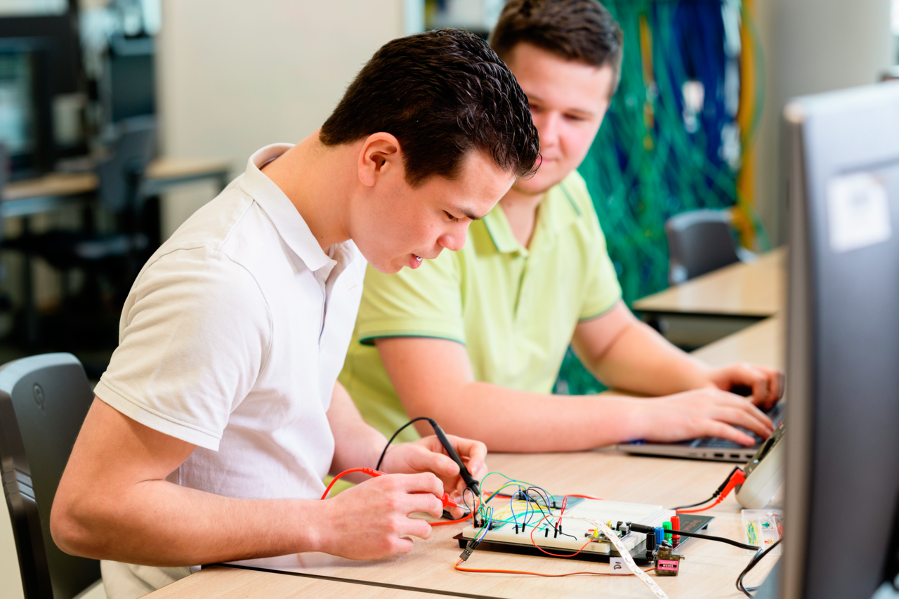 Twee studenten van HBO-ICT