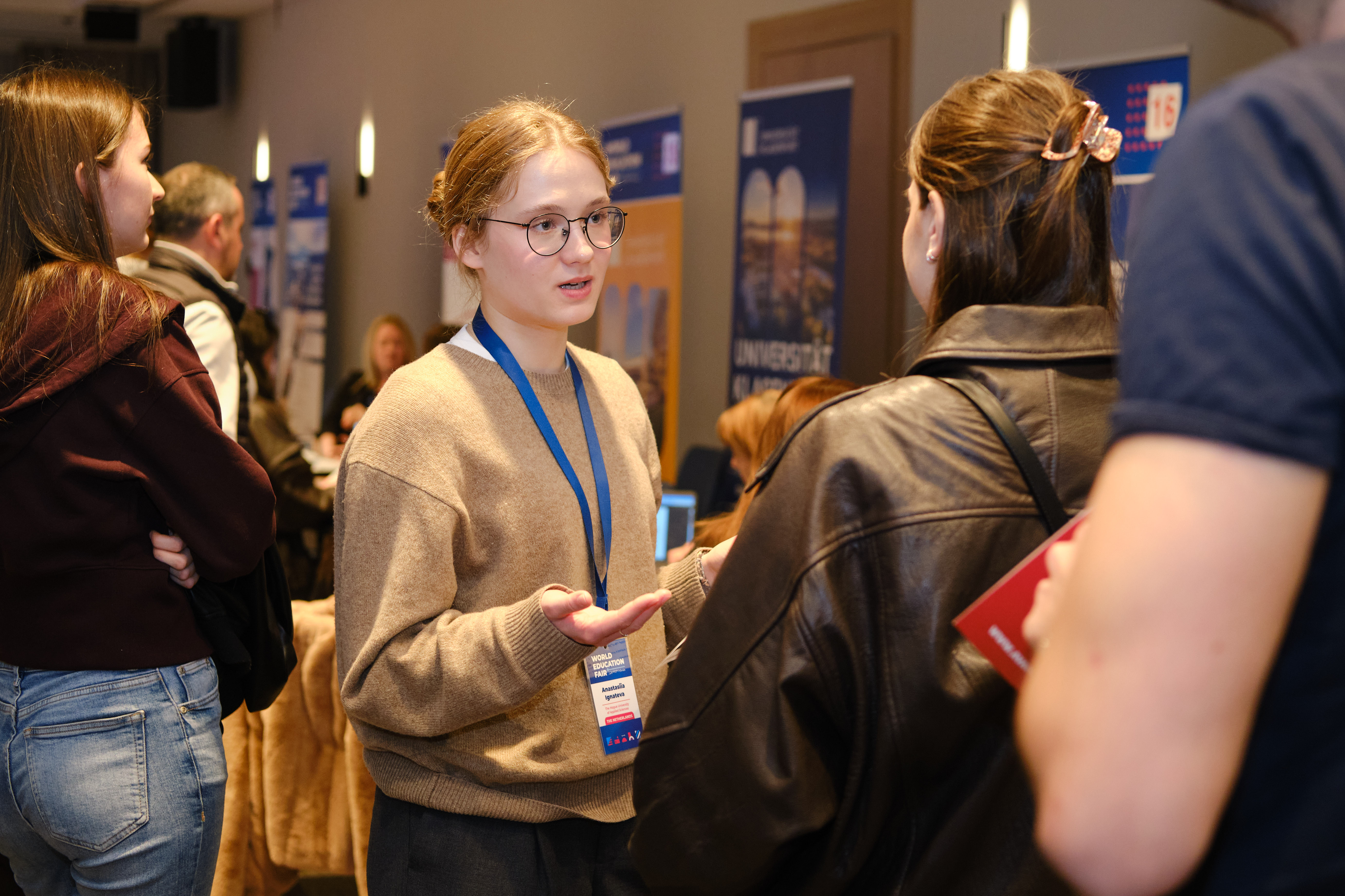 THUAS-representative in conversation with fair visitors