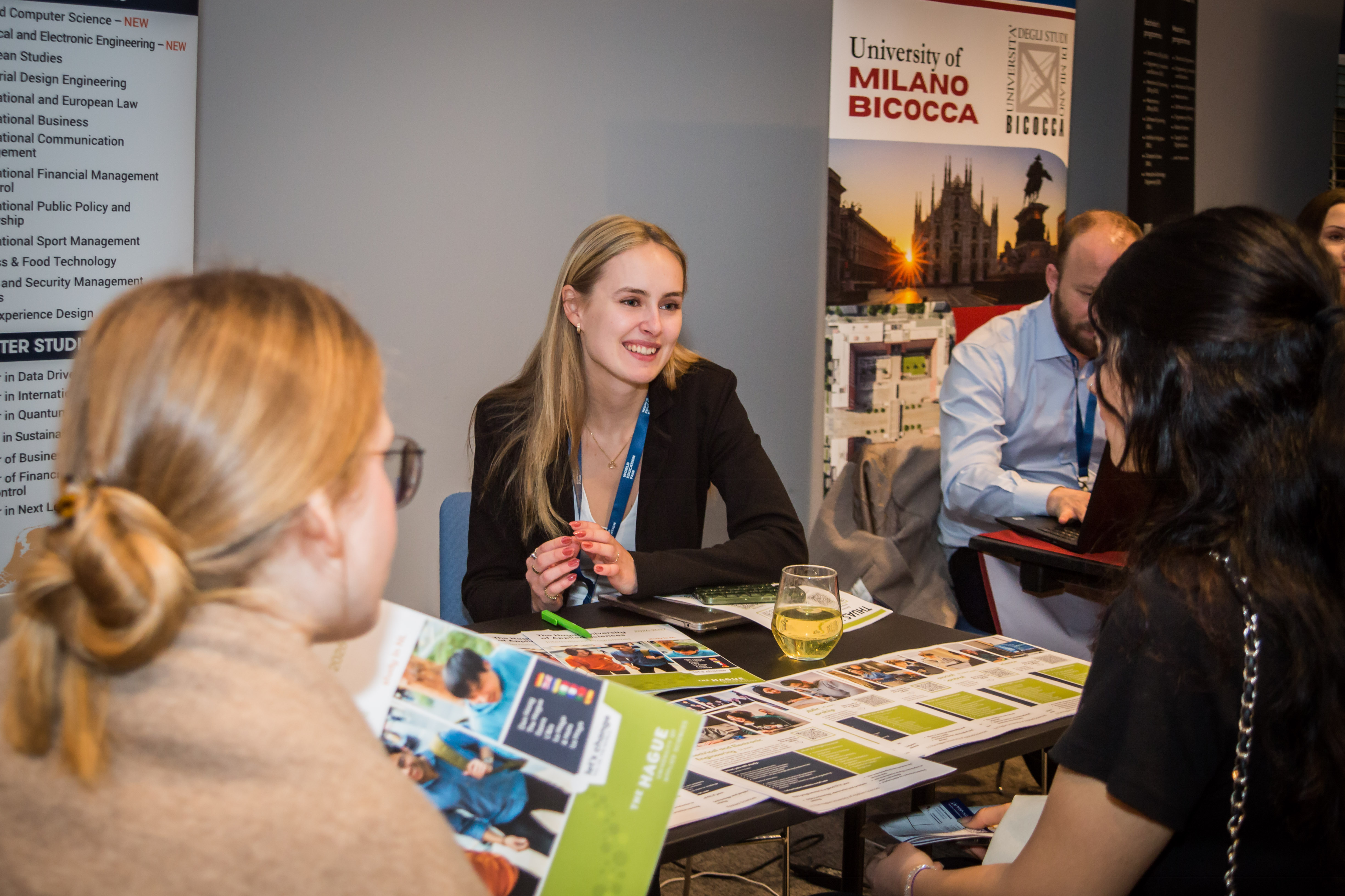 THUAS-representative in conversation with fair visitors