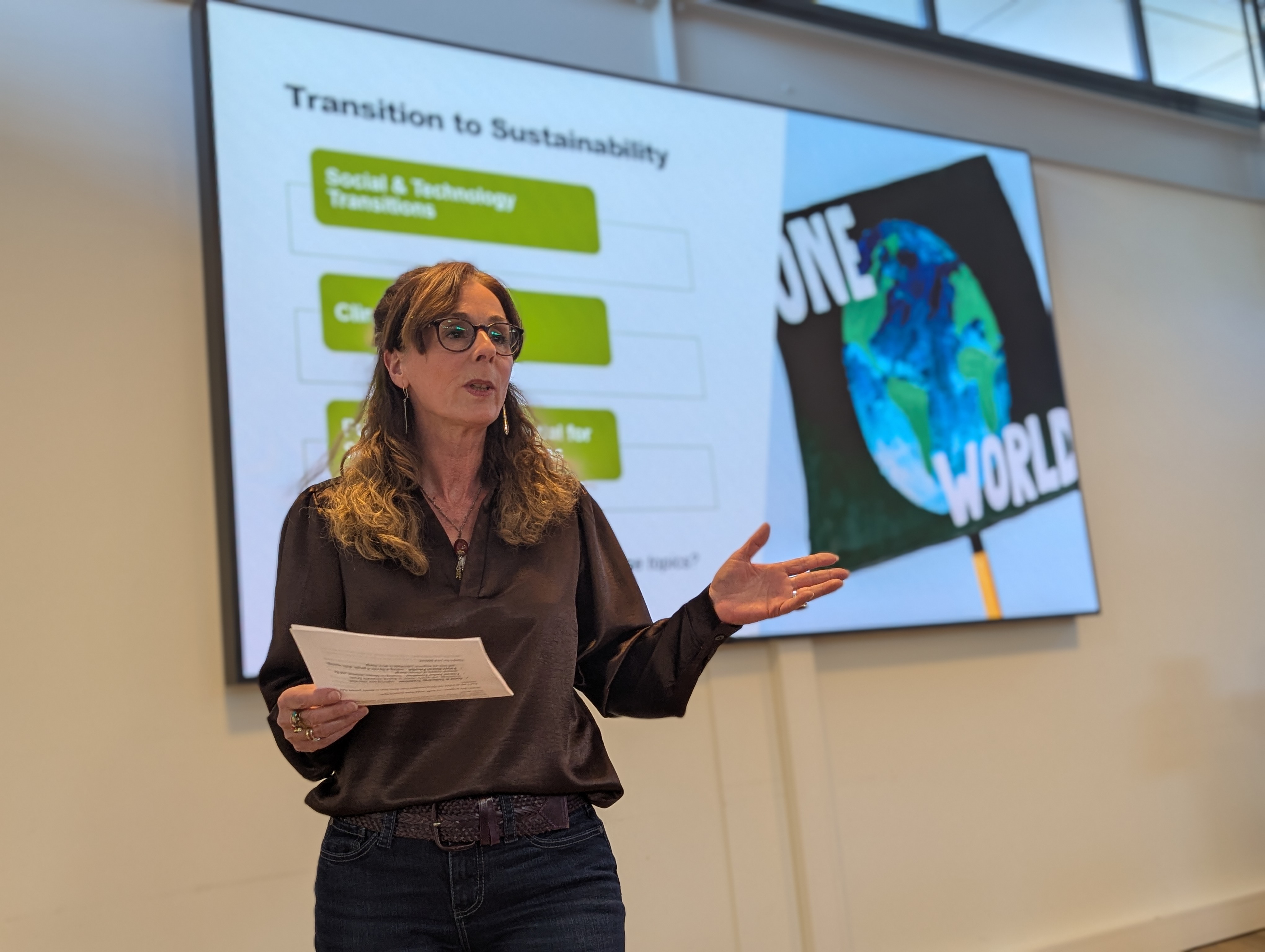 Spreker staat voor een scherm te presenteren