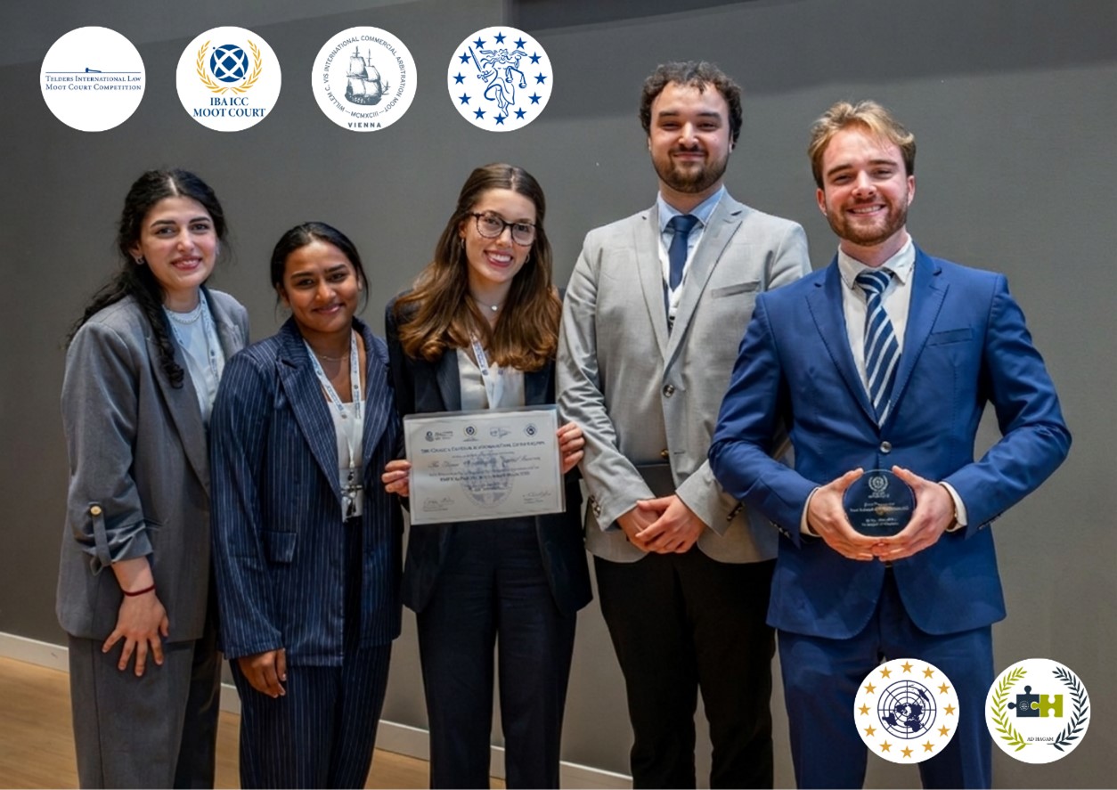 Vijf personen die meedoen aan de Moot Court en erkenningen.