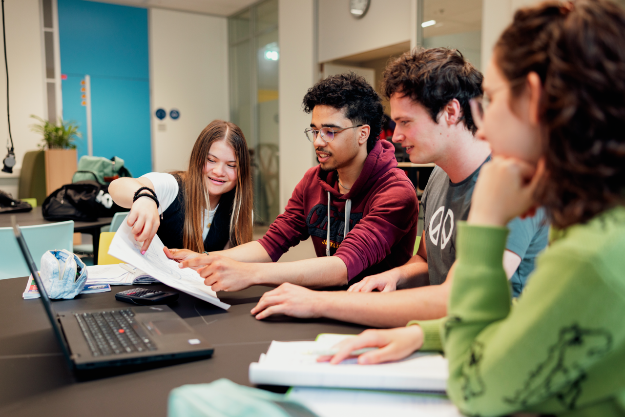 Groepje studenten werken samen aan tafel
