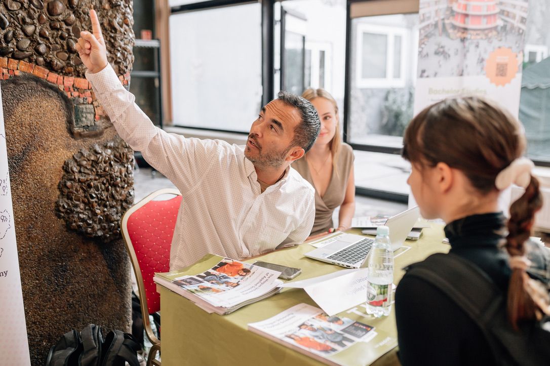 THUAS-representative in conversation with fair visitors