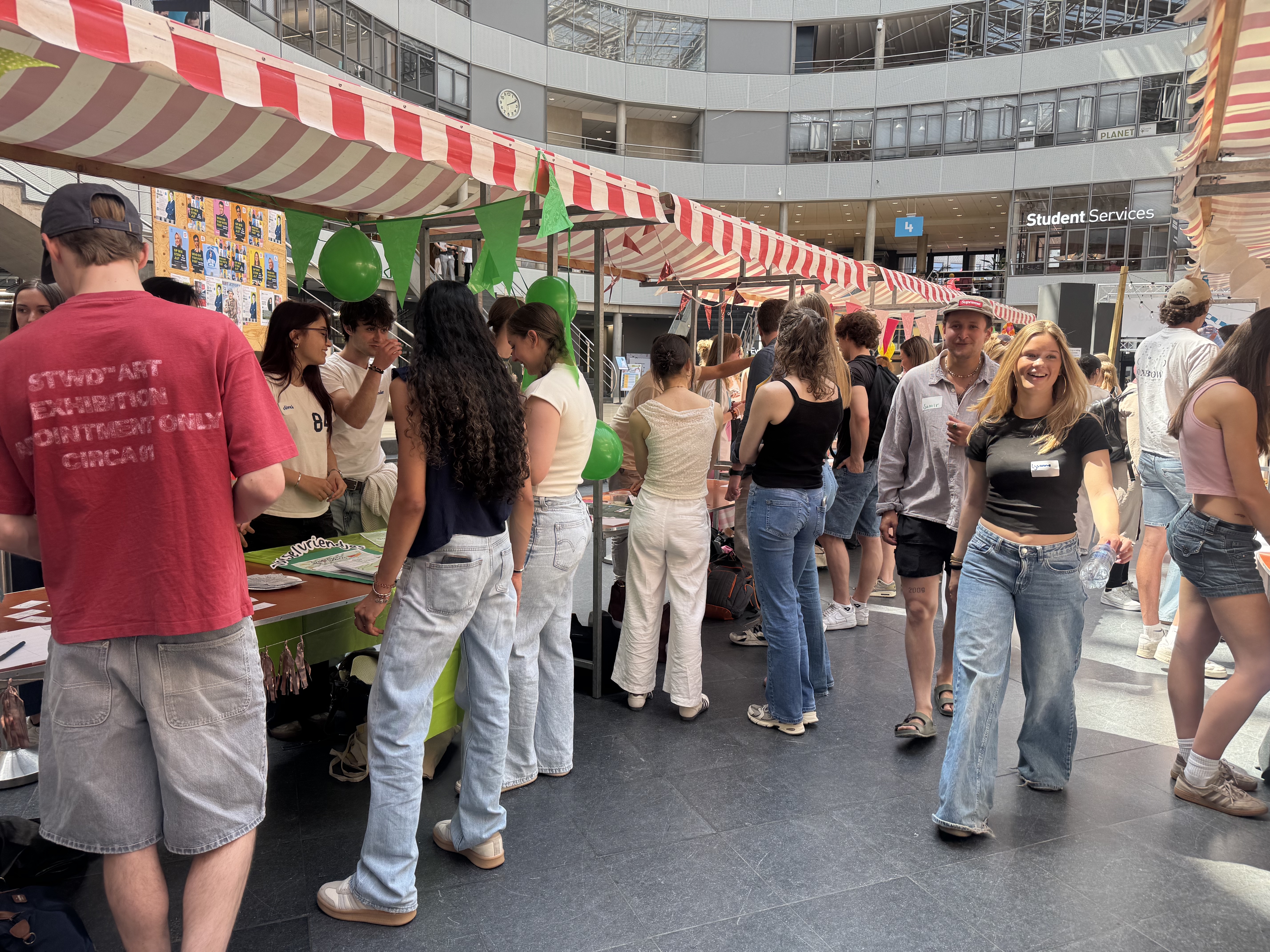 Groep mensen bij kramen op De Haagse Innovatieparade 2026 