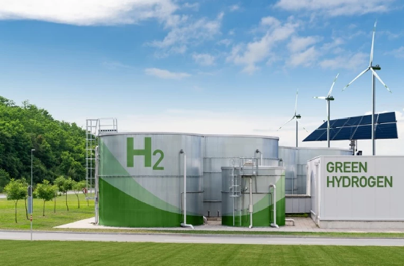  Groene waterstoffaciliteit met cilindervormige opslagtanks met de tekst “H2”, een container met “GREEN HYDROGEN”, en op de achtergrond windturbines en zonnepanelen in een grasrijke omgeving. Provide your feedback on BizChat