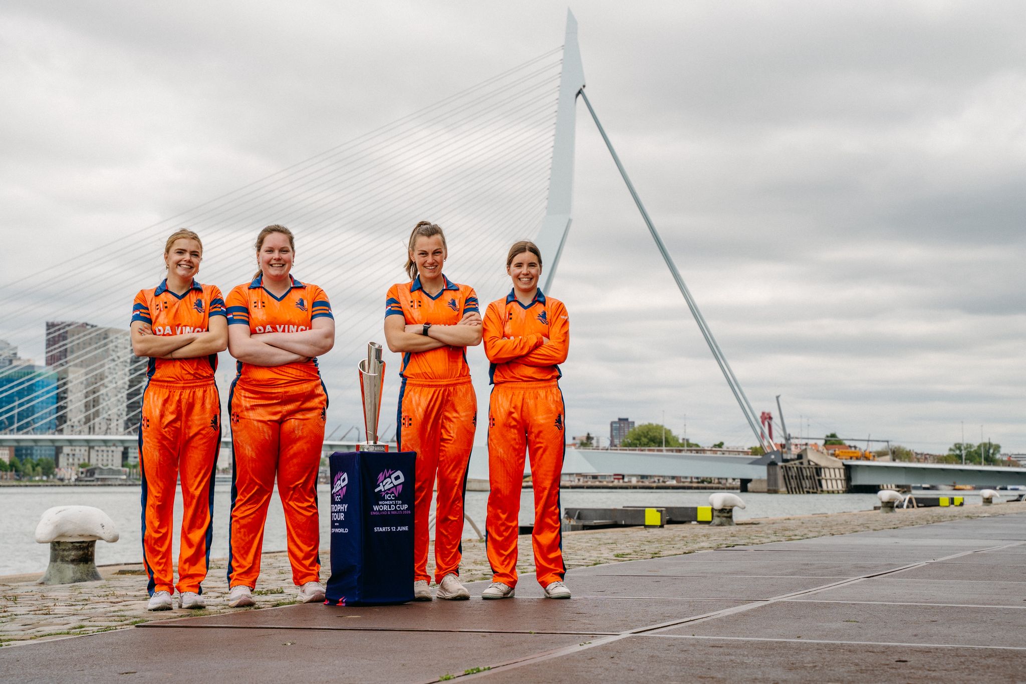Vier vrouwen staan naast elkaar.