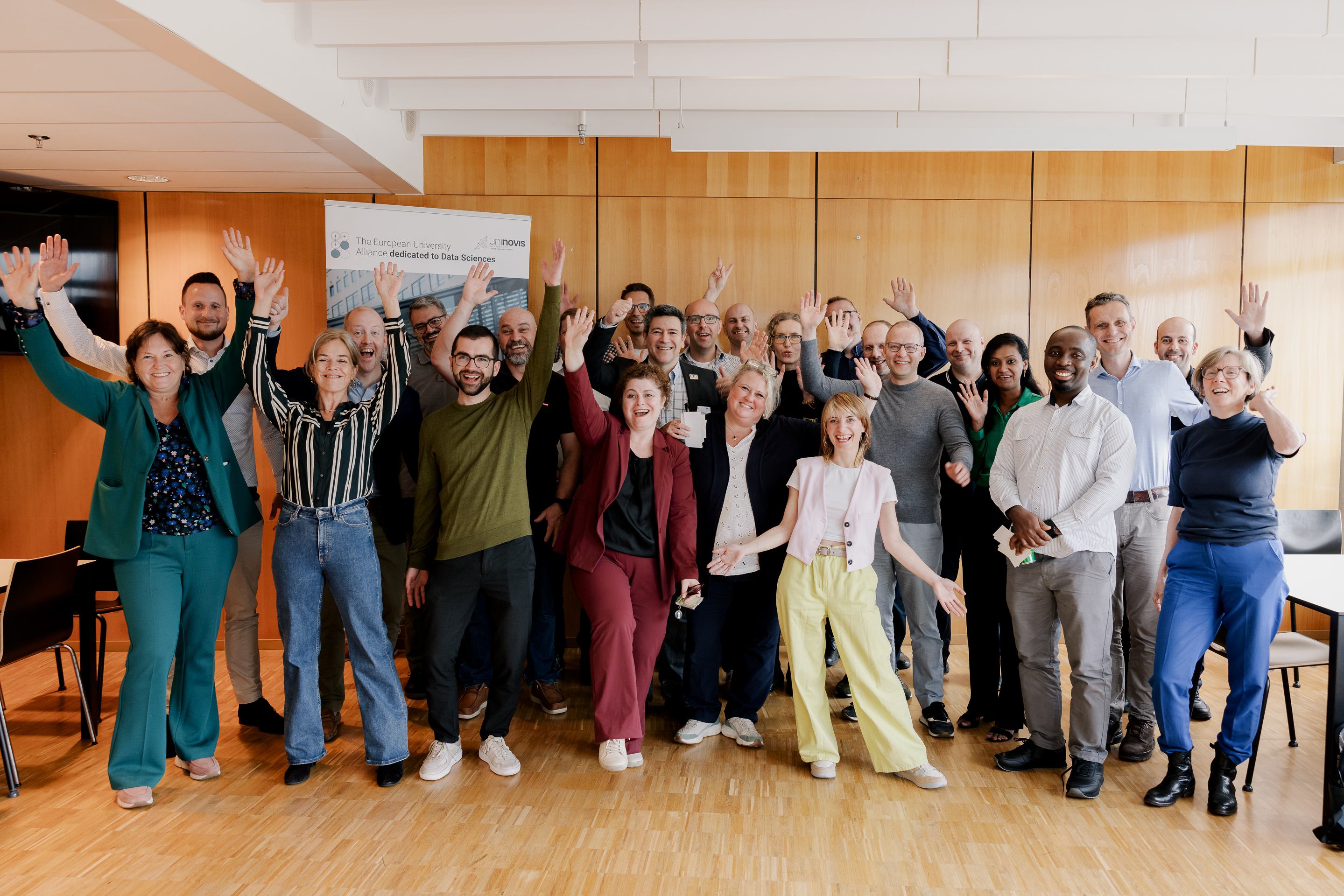 Een groep personen poseert met elkaar