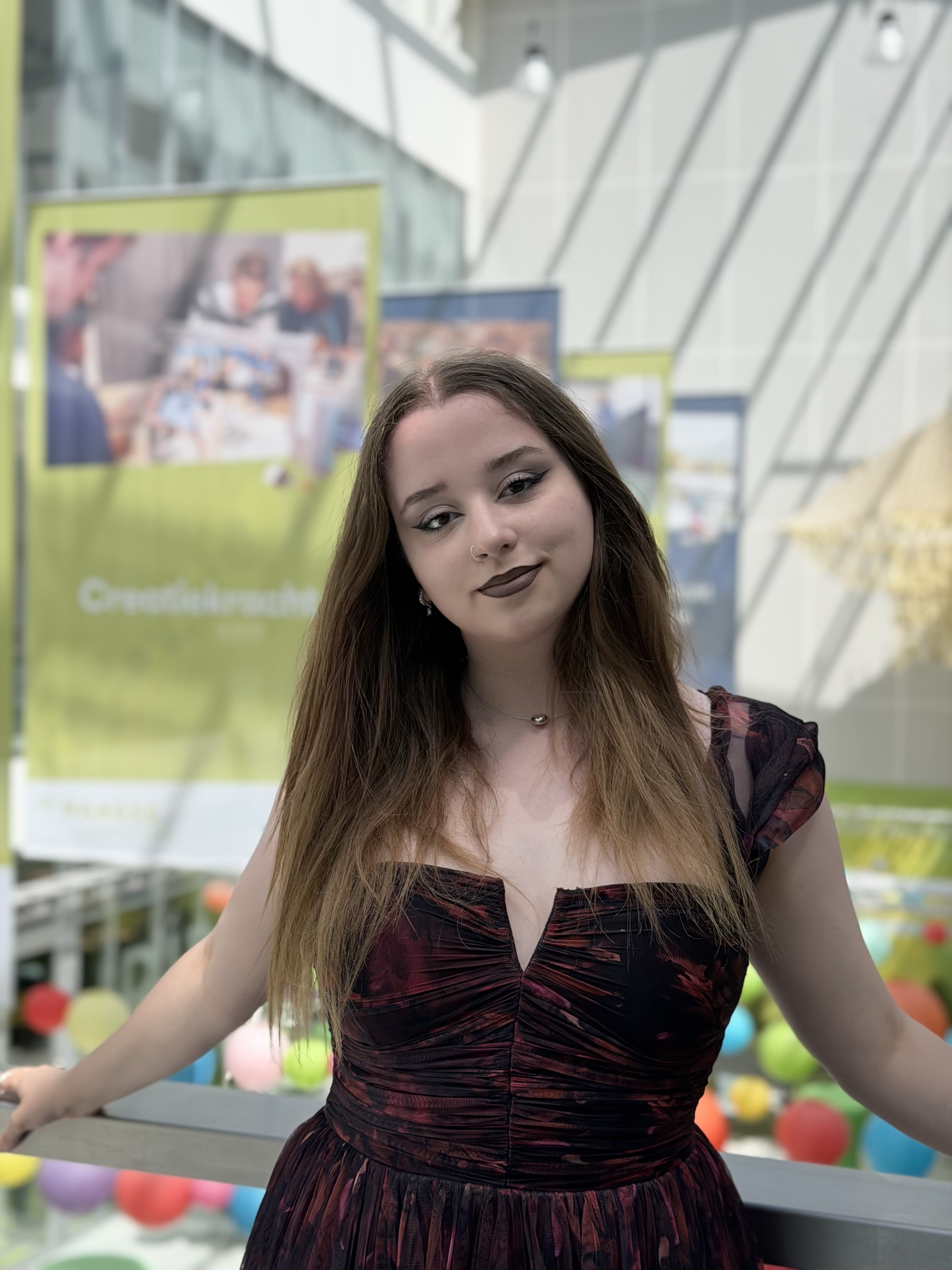 Student staat in het Haagse Hogeschool gebouw.